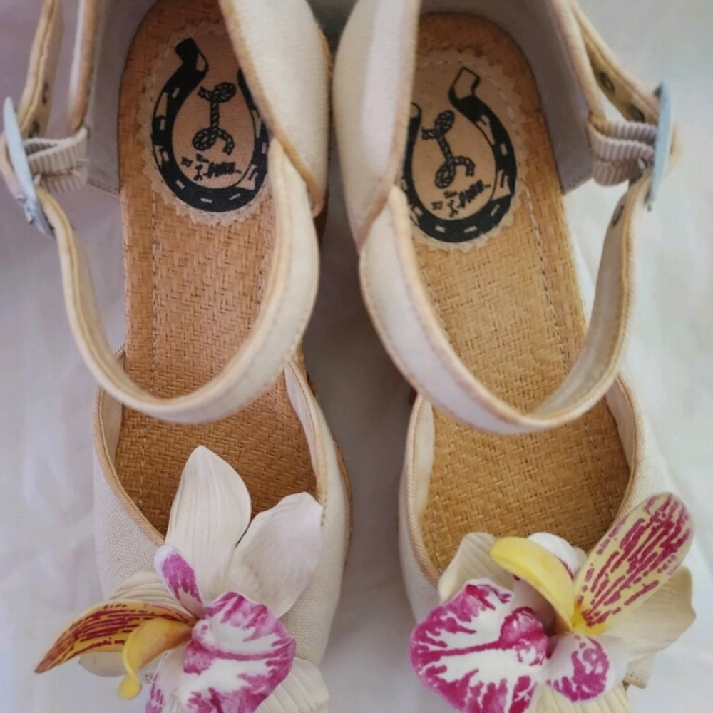 Beautiful ankle strap, canvas platform pump.
